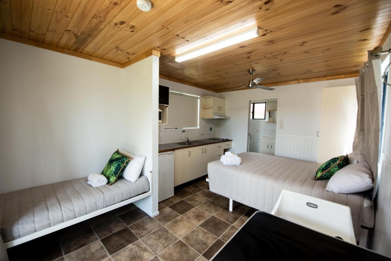 Sarina Palms Caravan And Cabins Village Exteriör bild